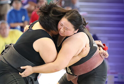 Nữ đô vật Hiyori Kon đang thi đấu.